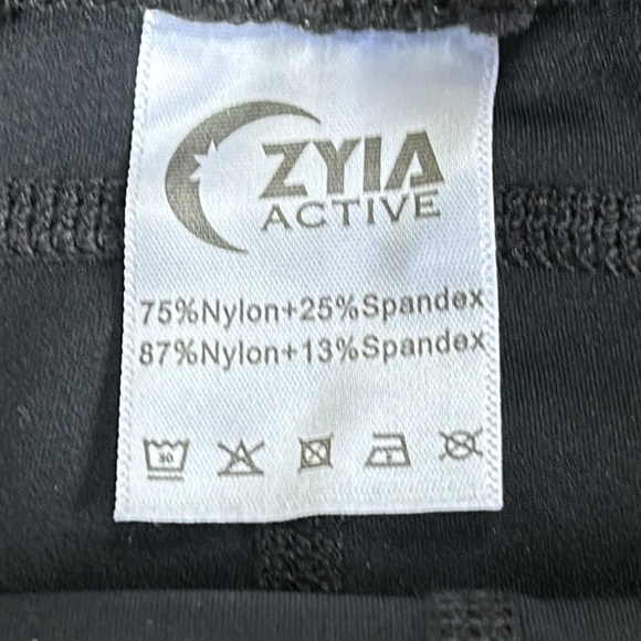 ZYIA Active Brilliant high rise leggings, Size 16-18. Leopard print, capris. - Picture 3 of 12